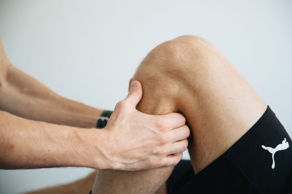 Behandeling van een knie op een behandeltafel
